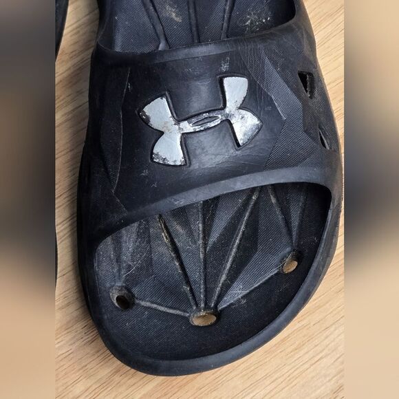 Under Armour Boys Black Slide Sandals Y5/W6 Slip-On Pool Beach Locker Gym Sporty - Picture 6 of 7